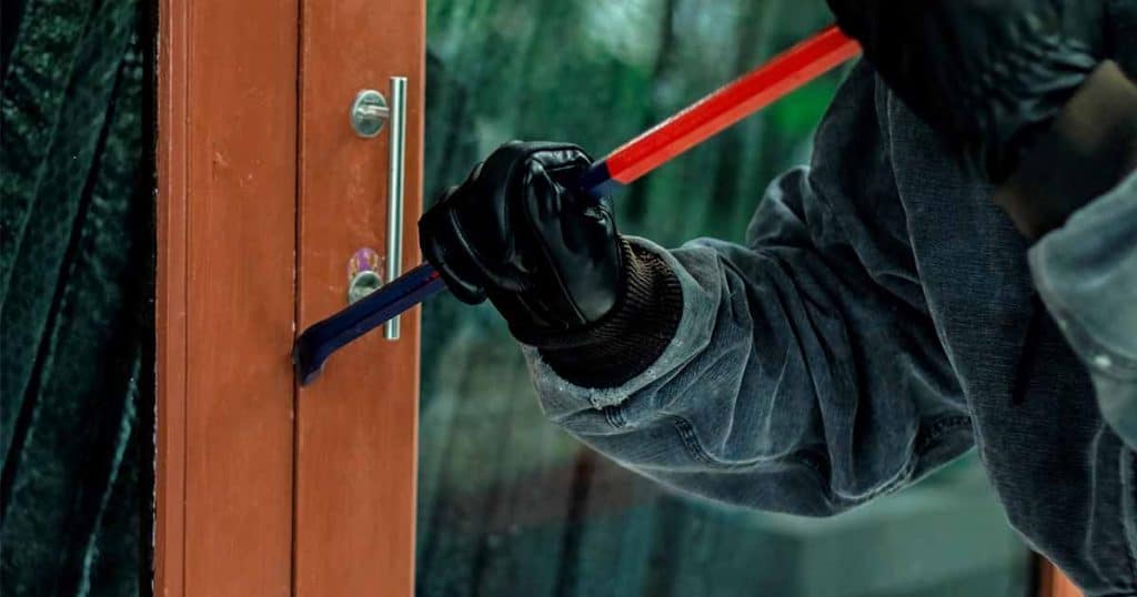 Defining Burglary vs Robbery | SafeWise.com