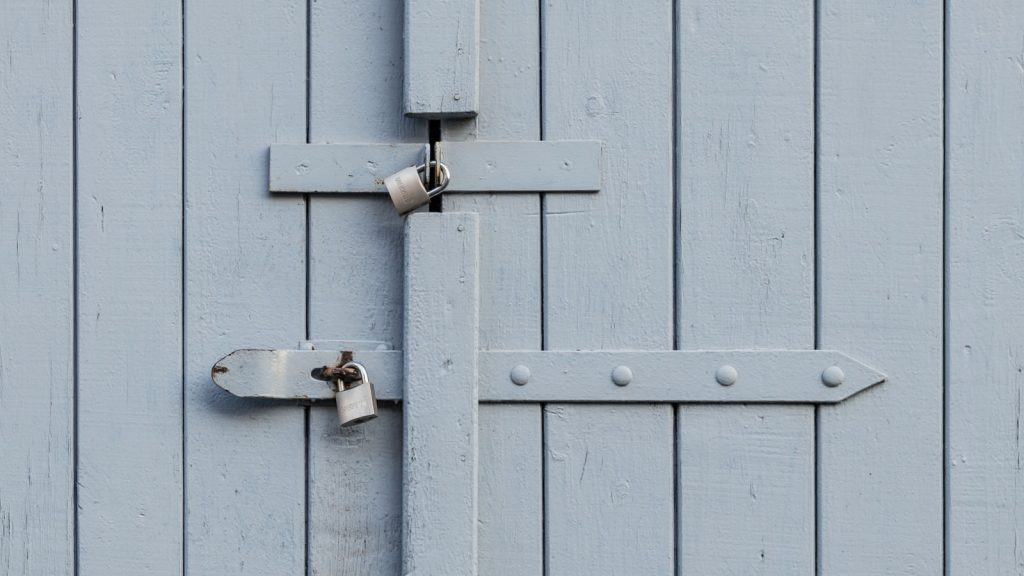 Garage doors | Decorating your garage door for the holidays